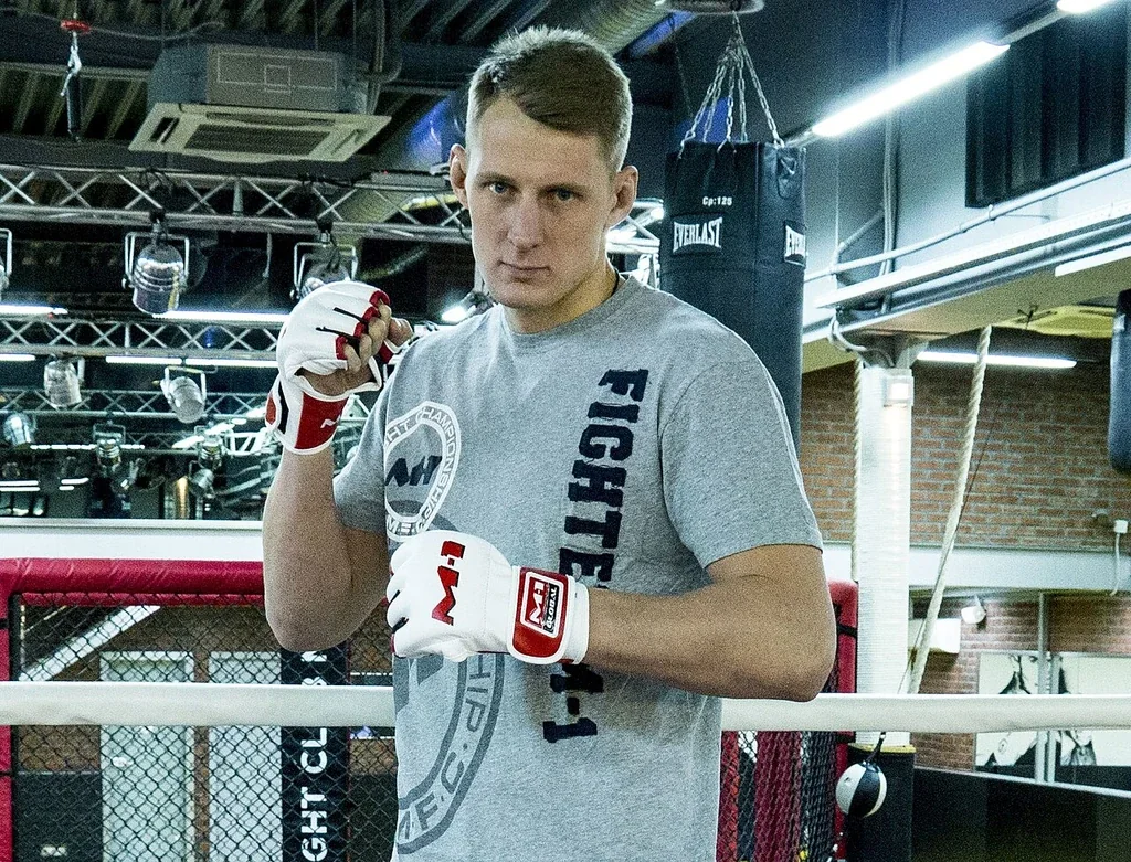 Alexander Volkov in the cage